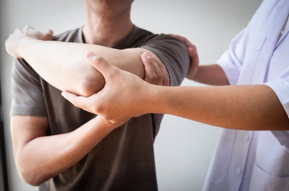 Why Does My Shoulder Hurt When I Reach Overhead? Common Causes and When to Seek Help